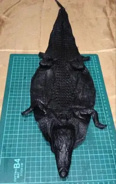 頭の小ワニの革　1 黒　マット　レザークラフト