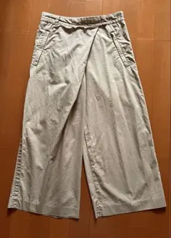 ベージュ ワイドパンツ