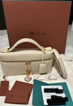 【超美品レア】Loro Piana ショルダー ホワイト　エクストラ　L23のサムネイル