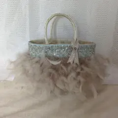 フェザー装飾のカジュアルかごバッグ