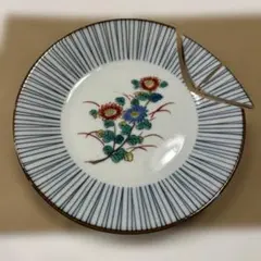 花柄の皿（欠けあり）
