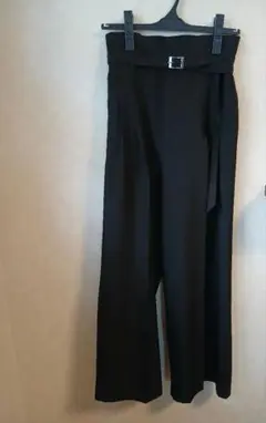 黒のベルト付きワイドパンツ