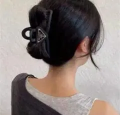 PRADA トライアングル ヘアクリップ ブラック