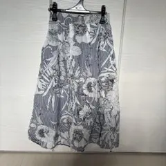 フレアスカート 白とネイビー 花柄