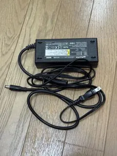 KYF39 GRATINA black 充電器セット 安心のメルカリ便 匿名配送 - メルカリ