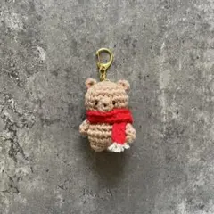 マフラーを巻いたくまのあみぐるみキーホルダー