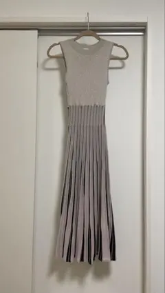 And Couture ノースリーブプリーツワンピース