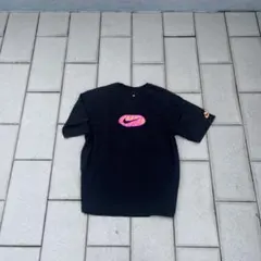 Nike ブラック Tシャツ ピンクロゴ