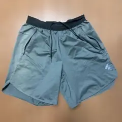 adidas グレー ショートパンツ
