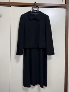 ブラックスーツ 襟付きジャケットとドレスセット