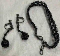 ブラックビーズ フラワーモチーフ イヤリングとブレスレット