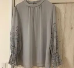 JUSGLITTY シアースリーブ刺繍ブラウス