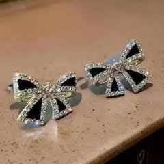 リボン 韓国風 ブラック デザイン ジルコニア ピアス ゴールド 樹脂キャッチ付