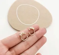イヤーカフ アクセサリー ゴールド　3連パール　ゴールド