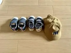 ネイビー スリッポンシューズとベージュキャップ