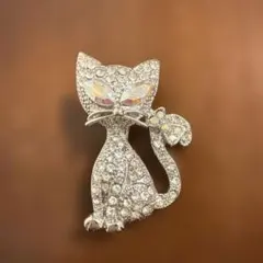 ネコ　ブローチ