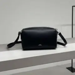 A.P.C. ブラックレザーショルダーバッグ