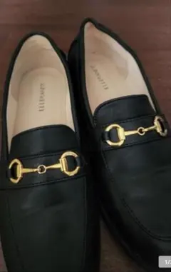 黒のローファー ゴールド金具付き