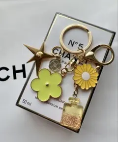 CHANEL _シャネル _2025.ホリデー限定 彗星チャーム ★キーホルダーのサムネイル