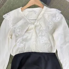 クロエフリル付きベージュ長袖ブラウスのサムネイル