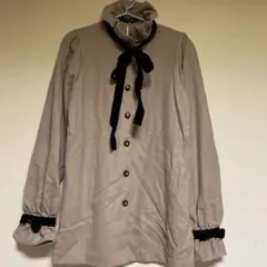 ベージュ フリル襟 リボン付き 長袖ブラウス