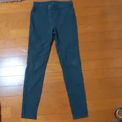 ダークグリーンスキニーパンツ