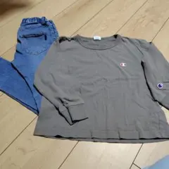 ChampionTシャツとbranshesデニムパンツ