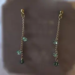 グリーンのスワロフスキーピアス