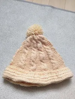 クリーム色 ケーブル編み ニット帽 ポンポン付き
