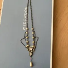 パールと鎖のおしゃれネックレス　変形型　はなモチーフ