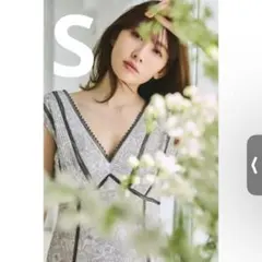 her lip to Lace Trimmed Floral Dress