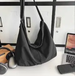 メッセンジャーバッグ ショルダーバッグ ワンショルダー 黒 大容量 通学