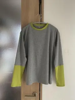 グレーとライムグリーンの長袖Tシャツ