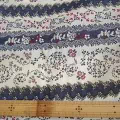 薄い花柄の生地はぎれ　約106×200