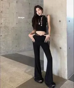 Bershka フレアデニムパンツ ブラック スタイリッシュ 美脚効果あり