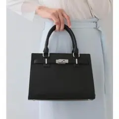 《美品》INDIVI ショルダー付きスクエアバッグ 2way シボ加工 ブラック
