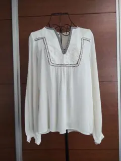 H&M 刺繍入りホワイトブラウス EUR 36