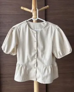 JUNOAH 袖タック前開きペプラムブラウス