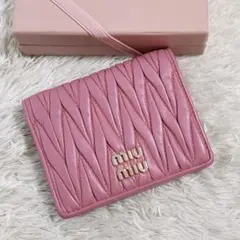 【極美品】現行 MIU MIU マテラッセ 二つ折り財布 ロゴ金具 ピンクのサムネイル