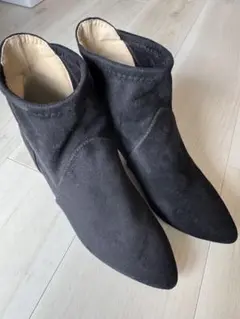 ブラックスエード中ヒールブーツ