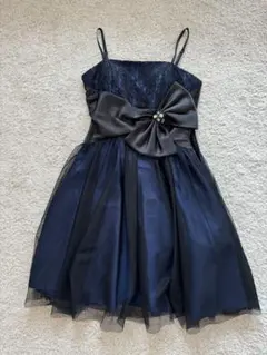 リボン付き黒パーティードレス