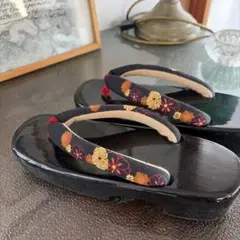 花柄帯付き黒下駄