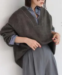 ボンジュールサガン　ディープVネックニットチャコールグレー