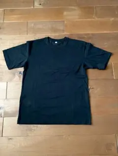 【送料無料】【UNIQLO 黒色Tシャツ Mサイズ】人気の黒色