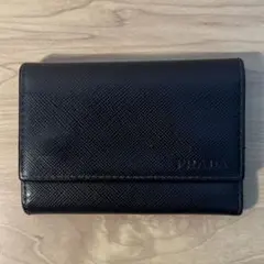 プラダ　6連キーケース　ロゴ型押し　ブラック　シルバー金具　サフィアーノ