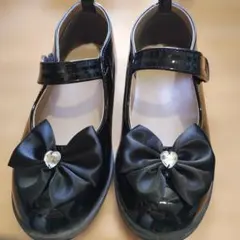 黒のリボン付きフォーマルシューズ