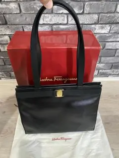 極美品　フェラガモ　黒 リザード　ヴァラリボン　ハンドバッグ