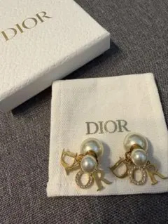 DIOR パール ロゴ ピアス ゴールドカラー レディースのサムネイル