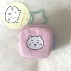 ちいかわ　カラビナつき刺繍スクエアミニポーチ