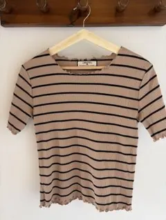 ★ ベージュと黒ストライプ 半袖ニットTシャツ★美品★首元と袖口フリル★